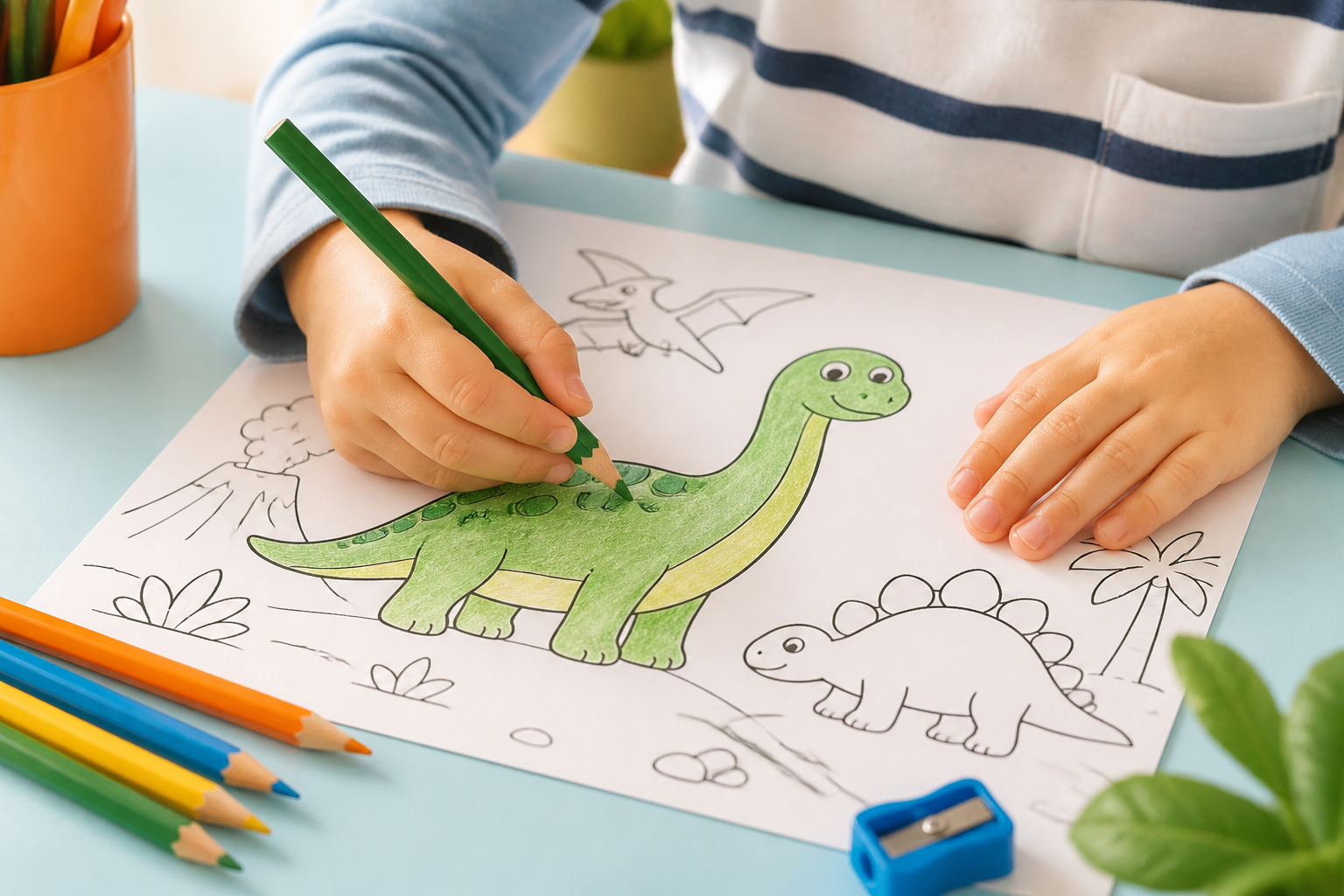 Kinderhände malen mit einem grünen Stift ein Dinosaurier-Ausmalbild aus.