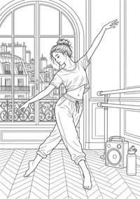 Eine Tänzerin übt in einem Studio vor einem hohen Bogenfenster; Ballettstange, Lautsprecher, Wasserflasche, Musterboden und Pariser Dächer rahmen ihre Bewegung. Als kostenloses A4-Ausmalbild mit klaren schwarzen Konturen ist das Motiv für Jugendliche gut druckbar und angenehm auszumalen.
